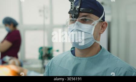 Kaukasischer Chirurg Arzt Mann Spezialist für medizinische Uniform posiert im OP männlicher Arzt Arzt im Krankenhausporträt Stockfoto