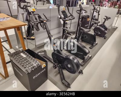 Prag, Tschechische Republik - 31. März 2026: Innenraum eines großen Sportartikelgeschäfts mit Fitnessgeräten, Trainingsgeräten und Fitnessgeräten in Prag. Stockfoto