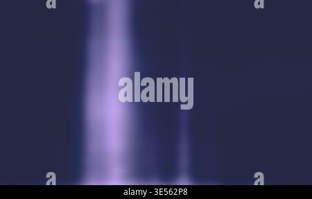 Leck-Effekt in violettem und blauem Licht auf weichem Hintergrund. Abstrakte leuchtende Textur für Overlays, digitales Design und moderne kreative Projekte Stockfoto
