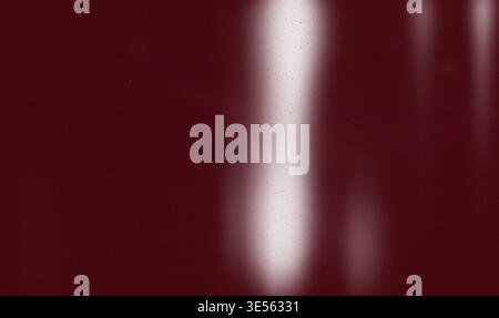 Dunkelrote Leck-Überlagerung mit weichem Leuchten auf abstraktem Hintergrund. Brenneffekt für Vintage-Filme für Fotobearbeitung, Design und kreative Overlays Stockfoto