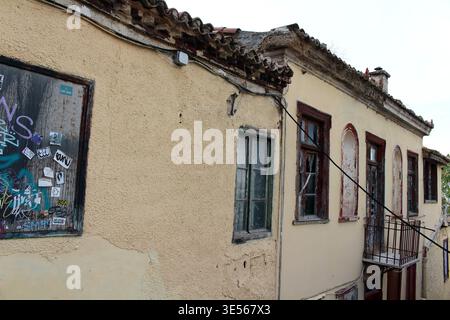 Altes neoklassizistisches Gebäude im August 2024 verlassenes städtisches Gebäude in Plaka Athen Griechenland Stockfoto