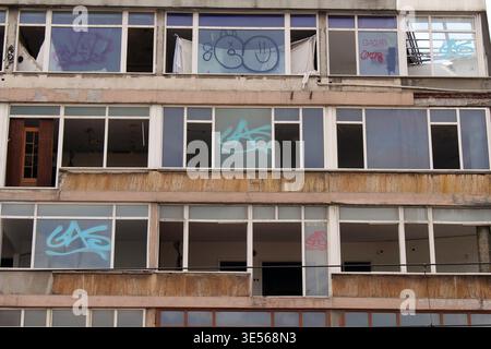 Verlassene Gebäude Graffiti Fenster September Sommer 2024 verlassene Fassade im urbanen Beyoglu Viertel Istanbul Türkei Stockfoto