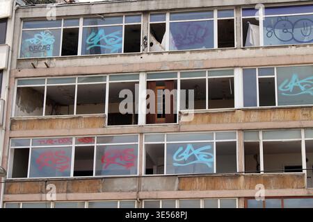 Verlassene Gebäude Graffiti Fenster September Sommer 2024 verlassene Fassade im urbanen Beyoglu Viertel Istanbul Türkei Stockfoto
