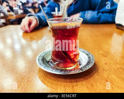 Türkischer Tee in traditionellem Teeglas und Untertasse in der Türkei, Foto von Straßenfahrten. Stockfoto