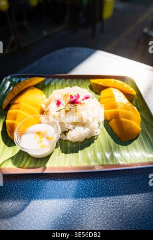 Mango-Kleberreis, ein Foto von frischer Mango und Kleberreis auf dem Markttisch in Thailand Stockfoto