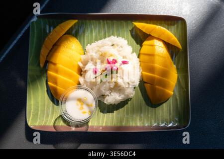 Mango-Kleberreis, ein Foto von frischer Mango und Kleberreis auf dem Markttisch in Thailand Stockfoto