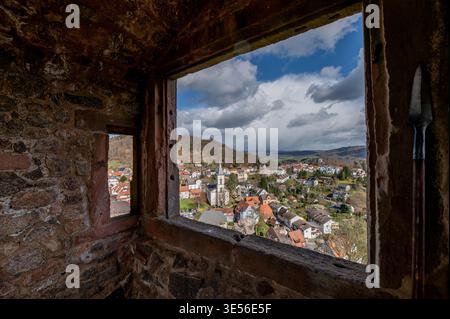 Blick aus einem Fenster der Burg Lindenfels über die Stadt im Odenwald. Im Zentrum der Aufnahme steht der Turm der evangelischen Kirche, umgeben von d Stockfoto