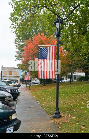 Lampenpfosten mit amerikanischer Flagge in einer Kleinstadt im Westen von Kentucky, USA Stockfoto