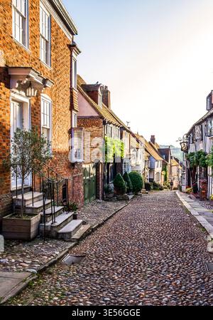 East Sussex, Vereinigtes Königreich, 12. August 2025, Blick auf den Mermaid Square, eine Kopfsteinpflasterstraße in einer mittelalterlichen Stadt Rye Stockfoto
