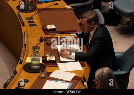 New York, USA. 31. März 2026. Am Dienstag, den 31. März 2026, findet eine Notsitzung des Sicherheitsrats der Vereinten Nationen statt, nachdem drei UNIFIL-Friedenstruppen im Libanon am Hauptsitz der Vereinten Nationen in New York, NY, getötet wurden. Die UNIFIL (United Nations Interim Force in Libanon) ist eine Friedenstruppe, die entlang der Grenze zwischen Israel und Libanon stationiert ist und mit der Resolution 1701 beauftragt wurde, die Grenzaktivitäten zu überwachen. Die UNO untersucht den Ursprung der Angriffe. (Foto: Cristina Matuozzi/SIPA USA) Credit: SIPA USA/Alamy Live News Stockfoto