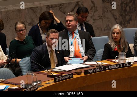 New York, USA. 31. März 2026. Am Dienstag, den 31. März 2026, findet eine Notsitzung des Sicherheitsrats der Vereinten Nationen statt, nachdem drei UNIFIL-Friedenstruppen im Libanon am Hauptsitz der Vereinten Nationen in New York, NY, getötet wurden. Die UNIFIL (United Nations Interim Force in Libanon) ist eine Friedenstruppe, die entlang der Grenze zwischen Israel und Libanon stationiert ist und mit der Resolution 1701 beauftragt wurde, die Grenzaktivitäten zu überwachen. Die UNO untersucht den Ursprung der Angriffe. (Foto: Cristina Matuozzi/SIPA USA) Credit: SIPA USA/Alamy Live News Stockfoto