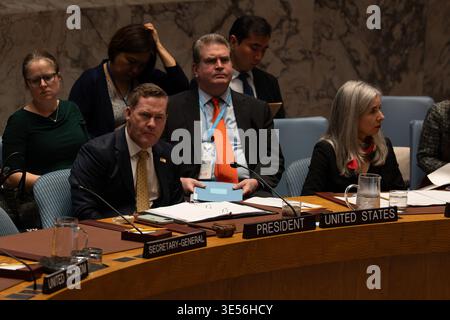 New York, USA. 31. März 2026. Am Dienstag, den 31. März 2026, findet eine Notsitzung des Sicherheitsrats der Vereinten Nationen statt, nachdem drei UNIFIL-Friedenstruppen im Libanon am Hauptsitz der Vereinten Nationen in New York, NY, getötet wurden. Die UNIFIL (United Nations Interim Force in Libanon) ist eine Friedenstruppe, die entlang der Grenze zwischen Israel und Libanon stationiert ist und mit der Resolution 1701 beauftragt wurde, die Grenzaktivitäten zu überwachen. Die UNO untersucht den Ursprung der Angriffe. (Foto: Cristina Matuozzi/SIPA USA) Credit: SIPA USA/Alamy Live News Stockfoto
