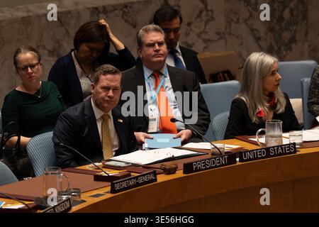 New York, USA. 31. März 2026. Am Dienstag, den 31. März 2026, findet eine Notsitzung des Sicherheitsrats der Vereinten Nationen statt, nachdem drei UNIFIL-Friedenstruppen im Libanon am Hauptsitz der Vereinten Nationen in New York, NY, getötet wurden. Die UNIFIL (United Nations Interim Force in Libanon) ist eine Friedenstruppe, die entlang der Grenze zwischen Israel und Libanon stationiert ist und mit der Resolution 1701 beauftragt wurde, die Grenzaktivitäten zu überwachen. Die UNO untersucht den Ursprung der Angriffe. (Foto: Cristina Matuozzi/SIPA USA) Credit: SIPA USA/Alamy Live News Stockfoto