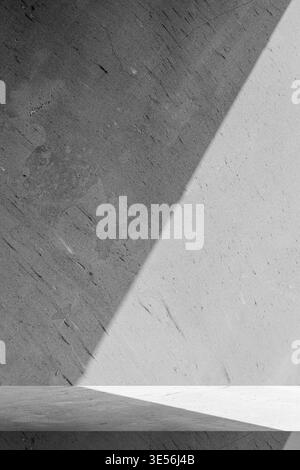 Minimalistisches Steinpodium für Produktanzeige Mockup. Betonwand Studio Hintergrund mit natürlichem Sonnenlicht Schatten. Leere Zementplattform für Kosmetikprofi Stockfoto