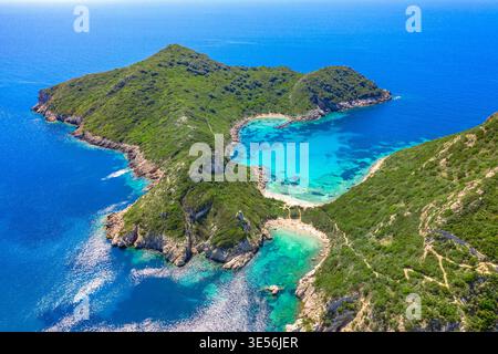 Aus der Vogelperspektive auf den berühmten Doppelstrand von Porto Timoni, Region Afionas, Korfu, Griechenland Stockfoto