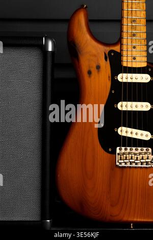 Eine elektrische Verstärkergitarre mit geröstetem Kiefernkörper und Birdseye-Ahorn-Hals Stockfoto