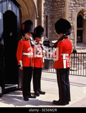 Vereinigtes Königreich. England. London. Coldstream Guards im Tower of London. Stockfoto