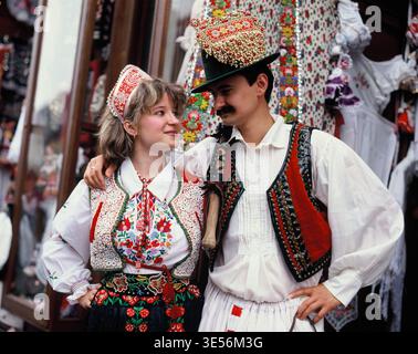 Ungarn. Budapest. Folklore Festival. Ein junges Paar in Nationalkleidung. Stockfoto