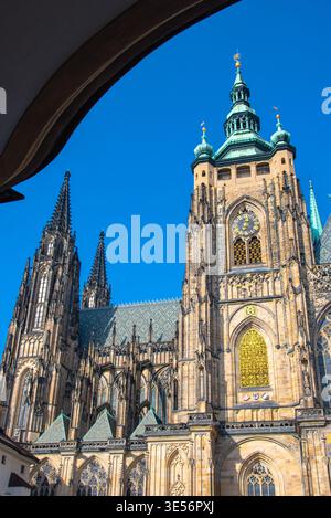 Ein Blick in das Innere der historischen St. Veitsdom in Prag, innerhalb der Mauern der Prager Burg, der Tschechischen Rebublik entfernt Stockfoto