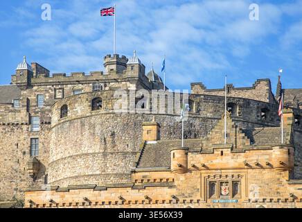Mittelalterliches Edinburgh Castle am Castle Rock, Ort des Scottish National war Memorial und National war Museum in der Hauptstadt Schottlands, Großbritannien Stockfoto