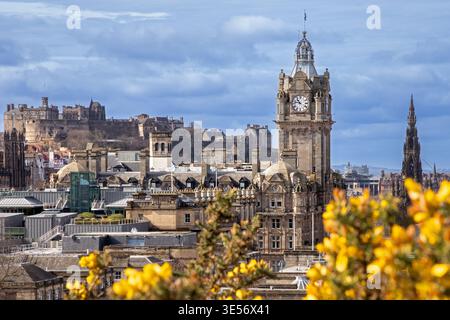 Blick vom Calton Hill mit mittelalterlichem Edinburgh Castle auf Castle Rock, Balmoral Hotel und Scott Monument in der Hauptstadt Edinburgh, Schottland, Großbritannien Stockfoto