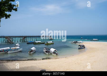 Boote ankerten in der Nähe eines hölzernen Piers auf der Gefängnisinsel Sansibar Stockfoto