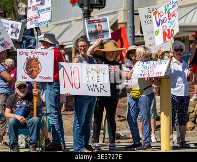 Demonstranten halten Plakate mit dem „No Kings ICE war“ während des No Kings 3,0 Protests gegen Autoritarismus im Grass Valley, Kalifornien. Stockfoto