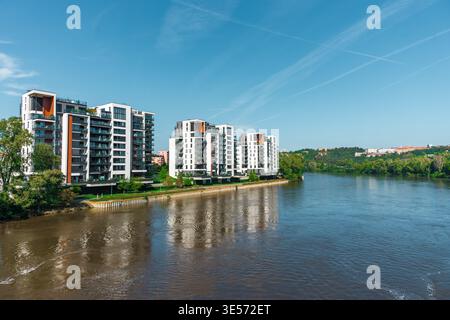 Prag, Tschechische republik - 20. September 2024: Appartementgebäude auf der Marina Island, Panoramablick. Stockfoto