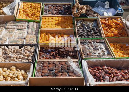 Gemischte getrocknete Früchte in Boxen zu Markttermine Aprikosen Feigen natürliche gesunde Lebensmittel Sortiment Anzeige Stockfoto
