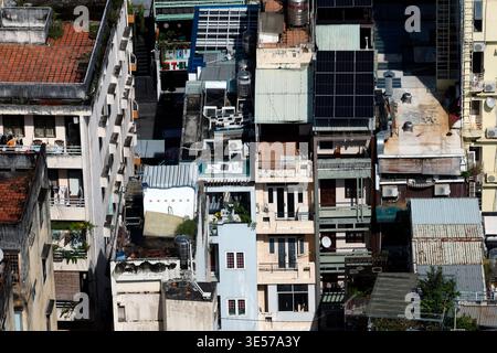 Nahaufnahme der vietnamesischen Röhrenhäuser und Dächer voller Solarpaneele und Wassertanks aus der Luft. Ho-Chi-Minh-Stadt. Vietnam. Stockfoto