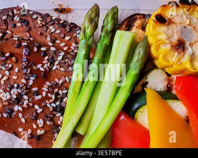 Aus nächster Nähe sehen Sie ein Gourmet-gegrilltes Gericht mit einem runden pflanzlichen Steak oder portobello-Pilz, garniert mit glänzend brauner Sauce und Stockfoto