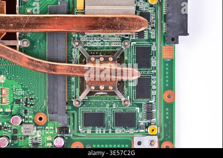 Nahaufnahme eines komplexen Computermotherboards mit Kupferwärmeleitungen und integrierten Schaltungen Stockfoto