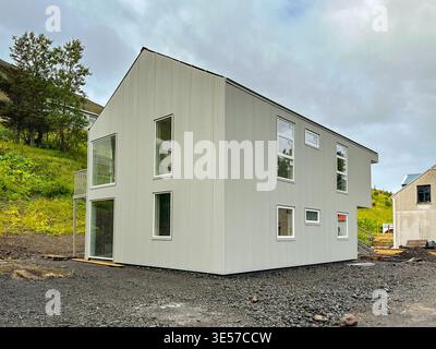 Sudureyri, Island - 25. August 2024: Außenansicht eines neuen Hauses in der kleinen Stadt Sudureyri im Norden Islands Stockfoto