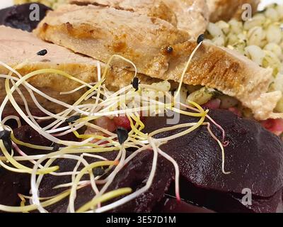 Makrofoto von einem Gourmet-Essen mit geschnittenem gegrilltem Fleisch mit goldbraunen Brandspuren auf der Oberfläche, begleitet von dunkel geröstetem Fleisch Stockfoto