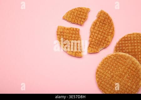 Niederländische Stroopwafel-Kekse oder Karamell-Waffeln auf rosa Hintergrund. Draufsicht Stockfoto
