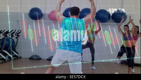 Leitender Coach in blauem Oberteil, Führung des Fitnesskurses mit Trainingsbällen und Kerzenständer Stockfoto
