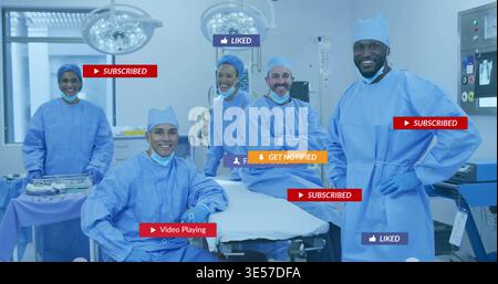 Posierendes OP-Team lächelt in die Kamera im OP, trägt blaue Kleider, mit grafischen Überzügen Stockfoto