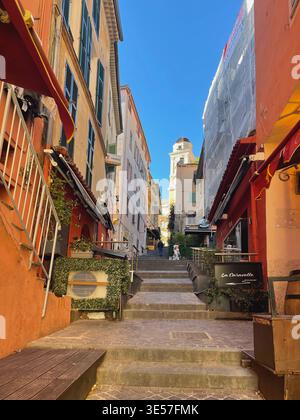 Enge Gasse im farbenfrohen Villefranche-sur-Mer, Frankreich Stockfoto