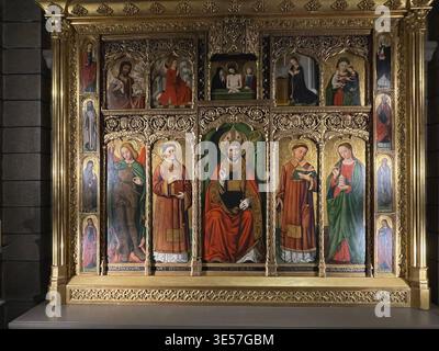 Monte Carlo, Monaco. Der Altaraufsatz aus dem 16. Jahrhundert im Inneren der Nikolaikirche, der verschiedene Heilige zeigt, mit dem schutzheiligen in der Mitte. Stockfoto