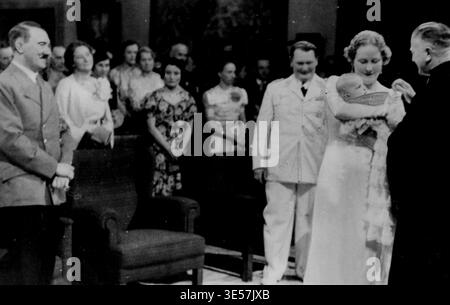 Görings Tochter getauft - Hitler als Pate. (Von links nach rechts) Herr Hitler, Fraulein Sohn Emanh, Schwester von Frau Göring; die beiden Paten (unbenannt), Feldmarschall Göring, Frau Göring, die das Baby hält, und Reichsbischof Müller, bei der Zeremonie am 4. November. Feldmarschall Hermann Görings fünf Monate alte Tochter Edda wurde am November in Karinhall getauft, Görings Landsitz. Die Zeremonie wurde von Reichsbischof Müller in Deutschland durchgeführt, und Herr Hitler, der Patenvater des Kindes, war anwesend. November 1938. (Foto von zugehörigem Pressefoto). Stockfoto