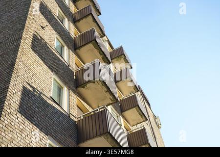 Flacher Blick auf die Fassade eines alten Apartmentgebäudes Stockfoto
