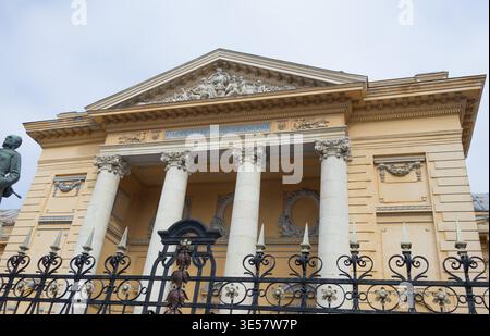 Flacher Blick auf das historische Gebäude der Medizinischen Fakultät in Bukarest mit neoklassischen Säulen, einem kunstvollen Giebel und einem dekorativen Schmiedewerk Stockfoto