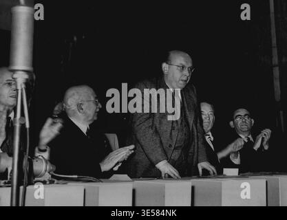 Ausgesprochene Kommunistische Adressen Der Deutschen Kulturunion. Hans Eisler, der vor kurzem wegen seiner Mitgliedschaft in der Kommunistischen Partei aus den Vereinigten Staaten vertrieben wurde und jetzt in Parague lebt, wird von Delegierten der Woche der Deutschen Kulturunion in der Staatsoper im sowjetischen Sektor begrüßt. Die "Woche" wird in Verbindung mit dem Deutschen Volksrat organisiert, der jetzt im sowjetischen Sektor tagt. Eisler sagte den Delegierten: „Besonders das amerikanische Volk sollte Ihre Stimme hören und nicht die Stimme der Kriegstreiber.“ Oktober 1948. Stockfoto
