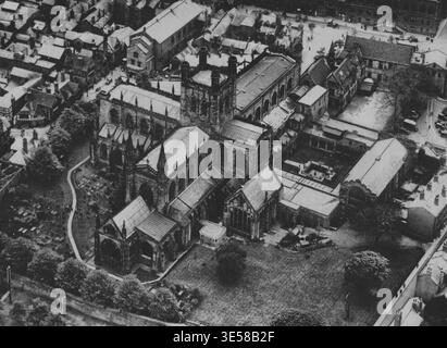 Chester aus der Luft -- Eine megnifige Luftaufnahme von Chester, die die Kathedrale zeigt, die von großer Antike ist. Chester ist die einzige Stadt in England Stockfoto