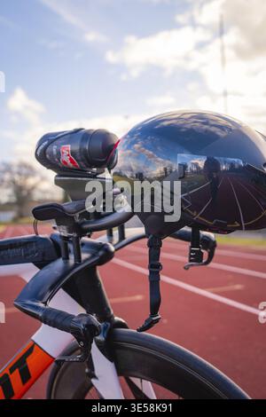 Schwarzer Fahrradhelm mit Reflexion und Kamera, auf einer Rennstrecke geparkt, Triathlon-Fahrrad, Calw, Deutschland Stockfoto