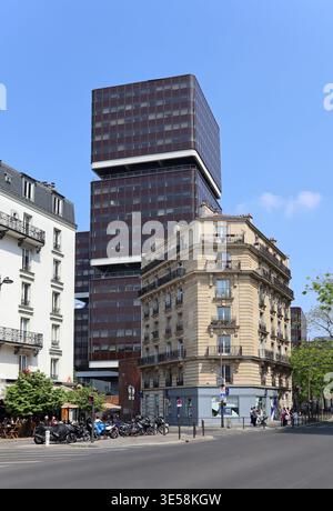 Paris, Frankreich - 7. Mai 2022: Blick auf Wohngebäude in der Tolbiac Straße im 13. Arrondissement von Paris mit dem Universite Paris 1 Pantheon Stockfoto
