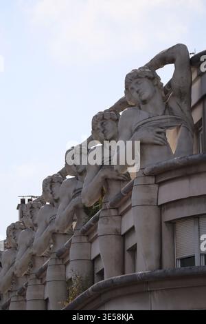 Paris, Frankreich - 7. Mai 2022: Nahaufnahme von skulpturalen Atlanten-Figuren, die eine Wohnhausfassade in der Nähe von Bastille und Coulée verte stützen Stockfoto