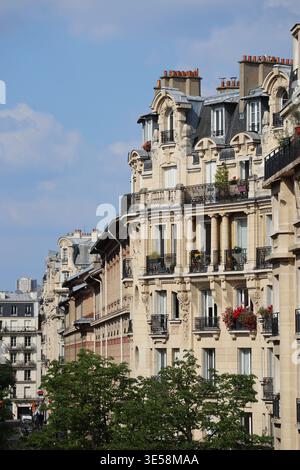 Paris, Frankreich - 7. Mai 2022: Klassische Haussmann-Gebäude mit Balkonen und Mansardendächern entlang einer Wohnstraße im Stadtteil Bastille Stockfoto