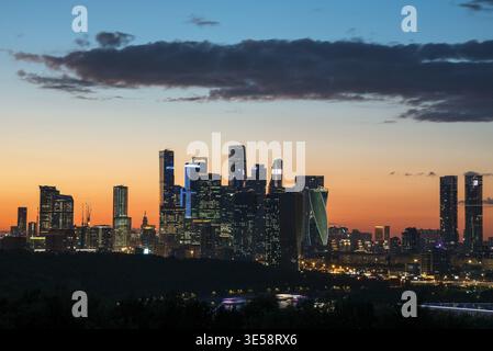 Skyline von Moskau bei Nacht Stockfoto