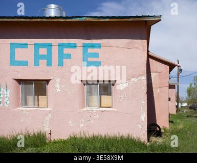 Vintage Pastel Cafe Gebäude in der ländlichen New Mexico Wüste Town Stockfoto